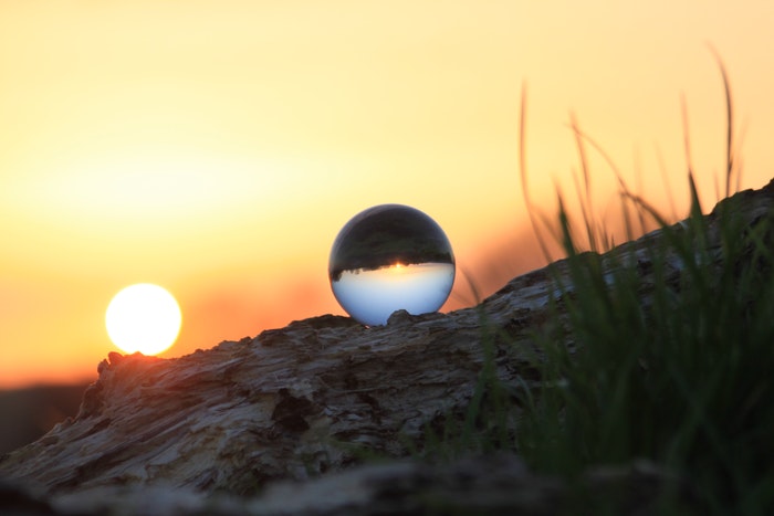 夕阳穿过水晶球
