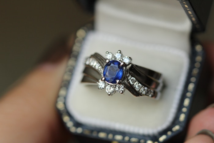 一个盒子里的蓝宝石戒指