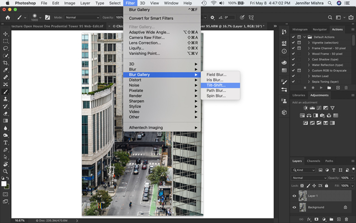 Photoshop工作区的屏幕截图。显示如何导航到倾斜移位模糊过滤器。