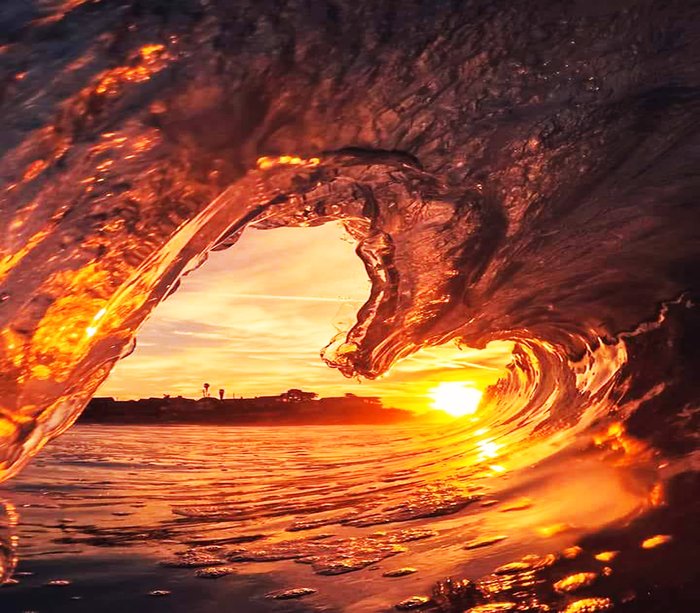 凉快的海景射击通过波浪在日落
