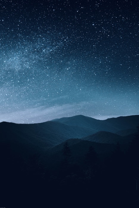 令人惊叹的天文摄影拍摄的星星充满天空的山脉