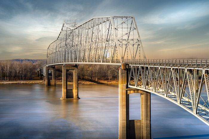 在一座桥上跨越一条河的天空替代物的图像