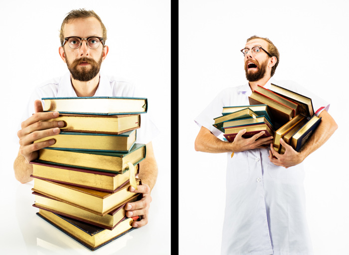 一个男人背着一堆书的双联画-使用摄影道具以达到更好的效果