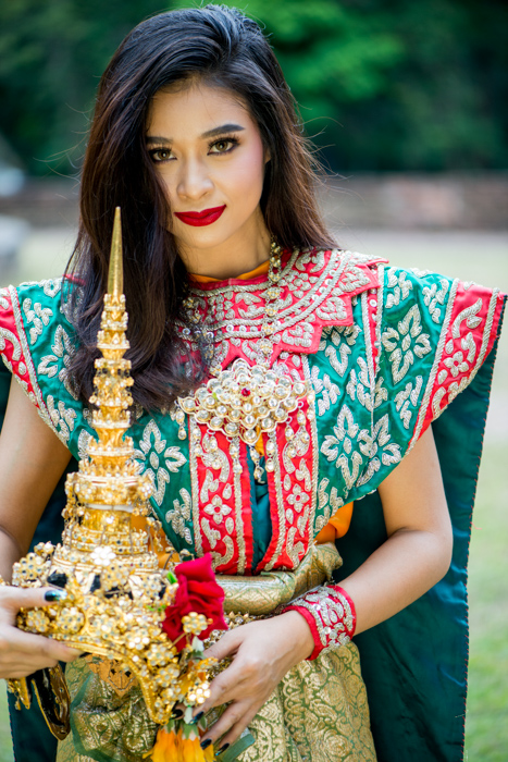 一个美丽的女性模特在古典泰国服装持有摄影道具额外的影响