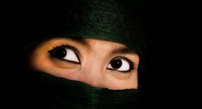 一个亚洲女人美丽的黑眼睛的特写。-使用摄影道具