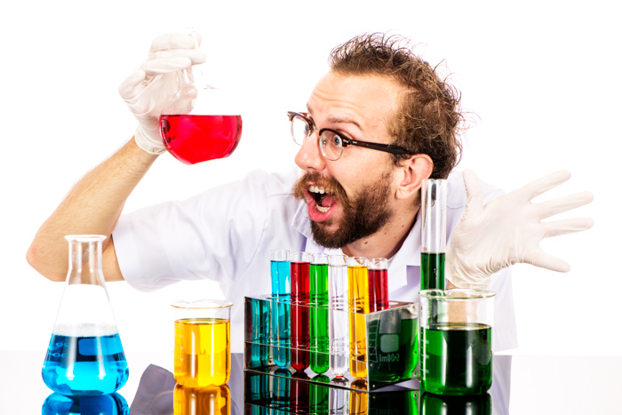 沮丧的疯狂科学家在实验室里摆弄着化学物品——摄影道具