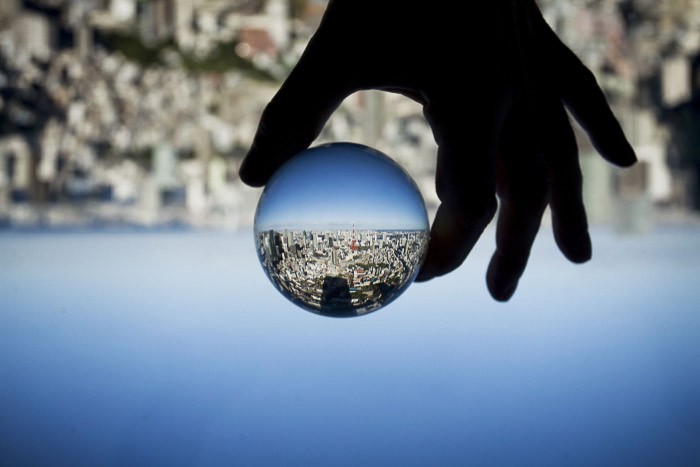 创造性的城市景观拍摄使用镜头球的折射，并保持在镜头前。
